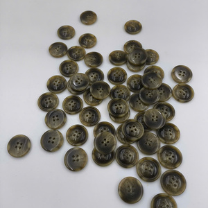 Ivory Cafe 36L Botón de bocina de resina ecológico con 4 agujeros para decoración del hogar o uso de café - Product Image 1