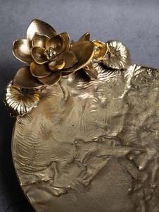 Exclusiva Bandeja Decorativa de Latón con Diseño Floral, Bandeja de Servicio de Metal en Tono Latón, Centro de Mesa Decorativo, Plato de Exhibición Hecho a Mano - Product Image 4