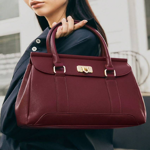 Sac sophistiqué en cuir d'olive avec poignées, matériel en or, une boucle avant proéminente et poches latérales à fermeture éclair, prix de gros - Product Image 4