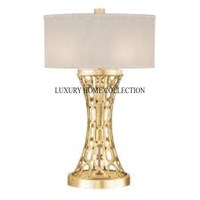 Lampadaire de table en métal durable et élégant fabriqué à la main avec des éléments sculpturaux uniques et une touche artistique contemporaine