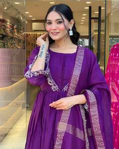 Ensemble Kurti exclusif de 3 pièces avec de magnifiques broderies et des sequins, parfait pour les fêtes de mariage et les tenues traditionnelles - Product Image 3