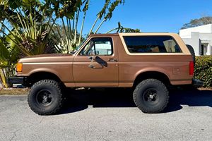 Ford Bronco Eddie Bauer 4x4 de 1987, occasion, boîte manuelle 4 vitesses, moteur V8 5.0 litres, couleur châtain clair, modifications tout-terrain - Product Image 2