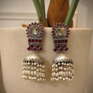 Pendientes Colgantes con Motivo de Pavo Real Tribal Tales, Ónix, Perla y Diamante con Forma de Campana, Diseño Vintage Moderno para Fiestas - Product Image 4