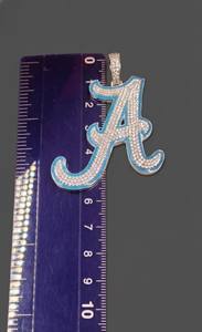 Colgante con inicial personalizada de moissanita incolora con incrustaciones de diamantes en plata 925, fabricante de joyería hip hop de la India. - Product Image 6