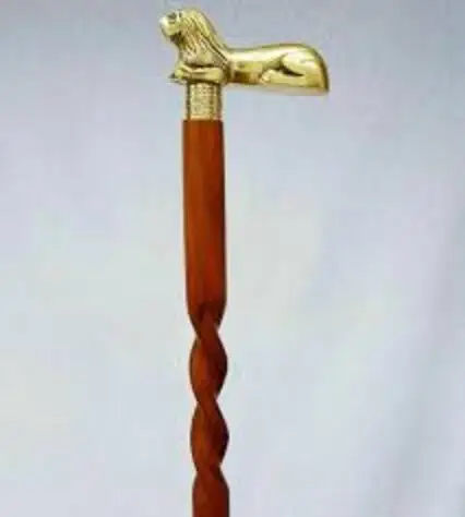 황동 손잡이와 빈티지 나무 장식 지팡이 남자의 고급 나무 지팡이