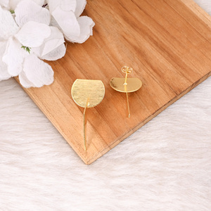 Pendientes de Botón Lisos de Latón Chapado en Oro de Alta Calidad, Acabado Mate Hecho a Mano, Fabricante Mayorista de Pendientes de Botón de Latón Chapado en Oro - Product Image 4