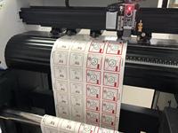 Machine de découpe numérique d'étiquettes en rouleau avec une tête de découpe