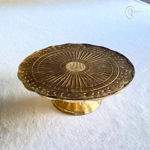 Support à gâteau en métal décoratif avec des bords lisses et une base stable, idéal pour présenter des gâteaux, des muffins et des friandises sucrées - Product Image 3