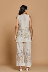 Ensemble de pantalons Kurti sans manches en coton à motifs floraux de l'île Maurice ensemble court pour femmes en Inde fabricant de kurtis en gros en Inde - Product Image 4