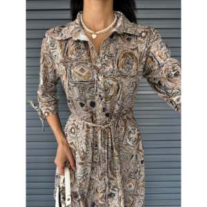 Vestido Casual con Botones y Detalle de Encaje, Cuello Camisero con Patrón de Chal, Cintura Natural - Product Image 5