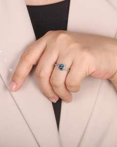 Anillo de Compromiso Clásico de Media Eternidad Redondo de Plata de Ley 925 con Alejandrita para Mujer, Chapado en Rodio - Product Image 4