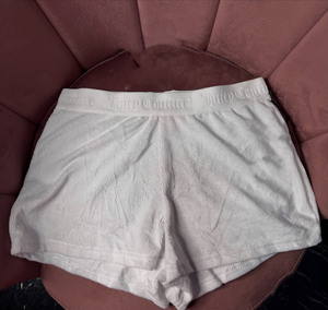 Shorts en polyester et élasthanne doux, rose vif avec bordure blanche sur le côté, logo personnalisé sérigraphié, shorts pour femmes. - Product Image 6