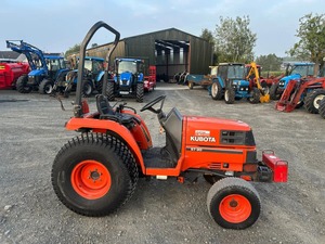 Tracteur compact ST-30 Kubota en très bon état sur pneus gazon, direction assistée, 4wd,30hp, hydrostatique - Product Image 4