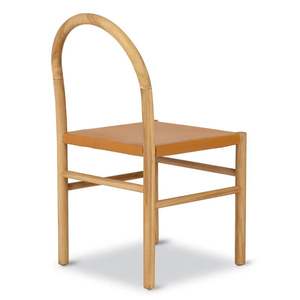 Élégante chaise de salle à manger scandinave conçue avec un cadre en bois et un siège en cuir Pu pour des expériences culinaires raffinées à la maison - Product Image 4