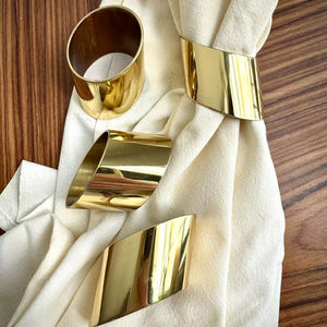 Anneau de serviette en aluminium élégant au design tendance, accessoire de décoration de table pour les événements de dîner formels et les décorations de maison élégantes - Product Image 1