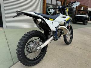 Disponible dès maintenant : Nouvelles motos Enduro TE 150 2025 en stock - Product Image 3