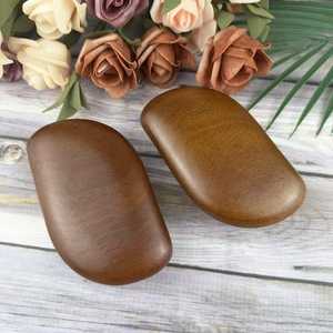 Peigne de massage en bois naturel poli de qualité supérieure, à dents larges, pour démêler les cheveux, stimuler le cuir chevelier et favoriser une croissance saine des cheveux - Product Image 2