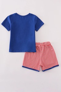 Ensemble de shorts élégants à rayures bleues Apple pour garçons, coupe confortable avec un design Apple amusant pour une tenue d'été - Product Image 2