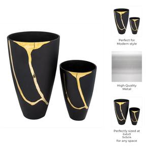 Vase moderne en finition noire mate avec une touche dorée subtile pour l'affichage sur l'étagère du salon et l'affichage artistique et en galerie en provenance d'Inde - Product Image 6