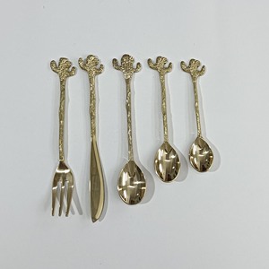 Juego de Cubiertos de Latón con Diseño de Piña y Logotipo Personalizado, con Mango Acanalado Dorado, Incluye Cuchara, Tenedor y Cuchillo - Product Image 3