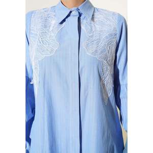 Camisa a rayas con detalle de encaje en la parte delantera azul - Product Image 2
