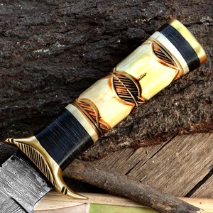 Couteau à lame fixe en acier damas fait à la main avec poignée décorative gravée pour l'approvisionnement en gros de camping de survie en plein air. - Product Image 3