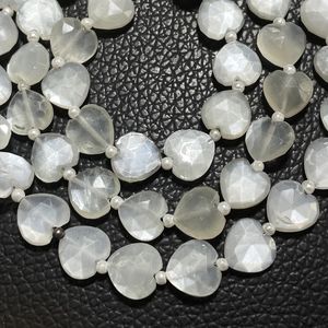 Venta al por mayor 10MM piedra lunar blanca facetada forma de corazón Briolette cuentas piedra Natural con taladro Vertical - Product Image 3