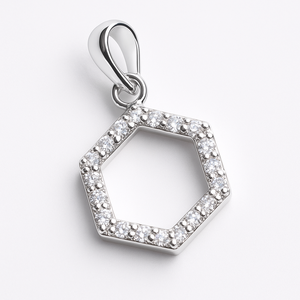 จี้รูปหกเหลี่ยมเรียบง่ายสำหรับผู้หญิงจาก Rhaya Jewels ขายส่ง ทำจากเงินสเตอร์ลิงชุบโรเดียม ประดับด้วยเพชรคิวบิกเซอร์โคเนีย ขนาด 22x12 มม. เหมาะสำหรับใส่ทุกวัน - Product Image 2