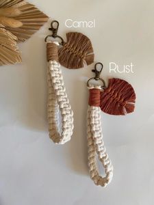 Vente en gros de porte-clés en macramé, cordon de poignet en coton tressé à la main pour femmes à prix raisonnable - Product Image 6