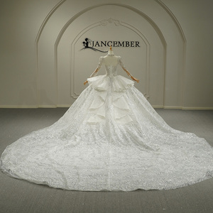 Vestido de Novia Moderno con Cuello Alto, Pedrería y Cola de Capilla, con Flores de Encaje, Modelo GT26063 - Product Image 4