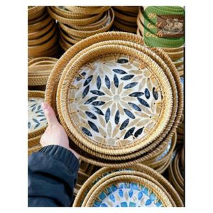 Plateau de service en rotin avec base en bois design rond fabriqué à la main pour le thé ou le snack - Product Image 6