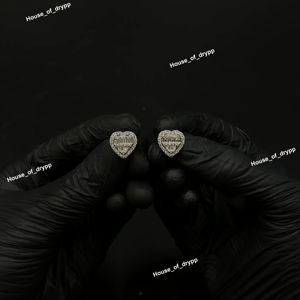 ต่างหูรูปหัวใจสีเงินประดับเพชรทรงบาแก็ตต์ ดีไซน์หรูหราสำหรับผู้หญิง สวมใส่ได้ทุกวัน เหมาะเป็นของขวัญ - Product Image 1