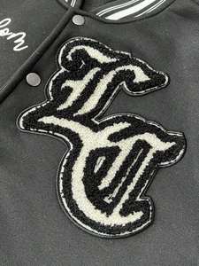 เสื้อแจ็กเก็ตเบสบอลแบบวิทยาลัยของผู้ชายเสื้อนอกด้านหน้ามีฮู้ดแขนสีเทาผ้าคอตตอน100% สองโทนสำหรับฤดูหนาว - Product Image 4