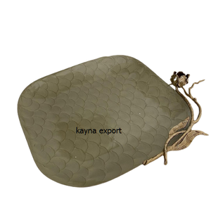 PLATEAU DE SERVICE EN MÉTAL ARTISANAL DESIGN TEXTURÉ AVEC POIGNÉE D'OISEAU EN OR PLATEAU DE SERVICE EN MÉTAL DÉCORATION DE TABLE - Product Image 5