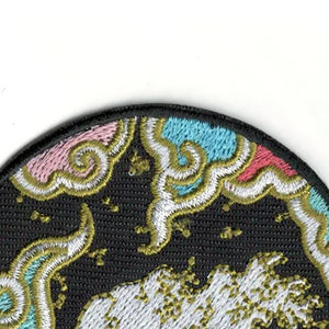 Parche Bordado Transpirable de Tela Twill, Insignias con Logotipo Personalizado Hechas en Fábrica, Precio Razonable, Uso en Gorras, Parche Bordado para Ropa - Product Image 5