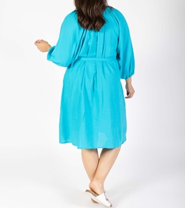 Vestido casual de verano de gasa para mujer de talla grande, cuello en V, corte A, largo hasta la rodilla, manga abullonada 3/4, azul liso con bolsillos y capa transparente - Product Image 2