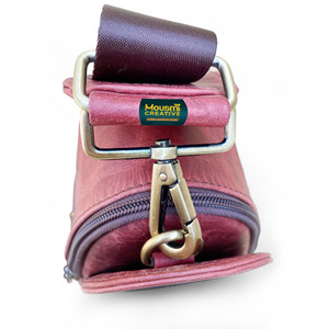 กระเป๋าคาดอกสไตล์ตะวันตกสลักลายไพ่โป๊กเกอร์และลูกเต๋าหนังวัวมีสายคล้องกระเป๋าคาดลำตัว - Product Image 5