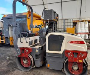 Rouleau vibratoire à double tambour Dynapac CC1250 2023 U4967 disponible avec pompe à roulement moteur et composants de base du moteur - Product Image 5