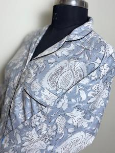 Camisa de algodón con estampado floral gris para mujer Camisa de manga larga con patrón botánico gris para mujer - Product Image 6