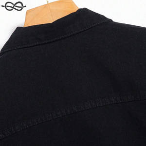 Veste en jean à détails patchés pour hommes Veste noire en coton foncé avec fermeture à boutons de style rappeur et poches plaquées - Product Image 2