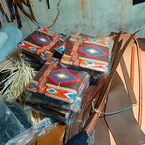 Sac à bandoulière en cuir de vachette de style western en toile avec sangle usinée à la main sac fourre-tout fabricant en gros - Product Image 5