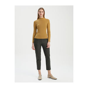 Pull en tricot à col rond en viscose mélangée pour femmes Modèle W24HQ331 - Product Image 2