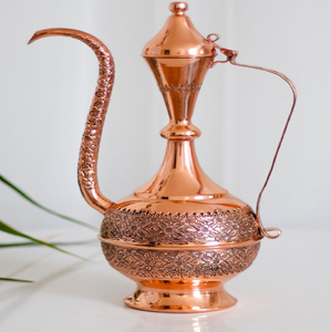 Ewer de cobre sólido con un patrón floral en relieve. Jarra decorativa rústica de Oriente Medio. Disponible a precios de mayorista. - Product Image 1
