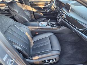 BMW M760i xDrive 2021, faible kilométrage, boîte automatique, direction souple, essence/électrique, état neuf - Product Image 2