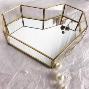 Plateau de service en métal doré en forme de cœur, plateau de table en verre, décoration de la maison, vanité, parfum, bijoux - Product Image 1