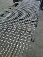Passerelle en treillis métallique en aluminium pour panneaux solaires sur toiture