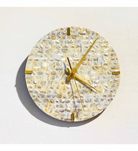 Elegante Reloj de Pared de Resina Hecho a Mano con Tonos Marrones Perla Blanca y Dorados con Piedras Naturales Decoración Moderna de Lujo para el Hogar - Product Image 3