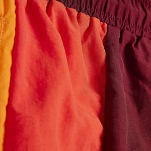 Pantalones cortos de natación iridiscentes de nailon y poliamida con bolsillos laterales, cintura elástica, Color rojo, ajuste Regular, 100% - Product Image 5