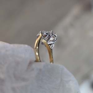 Bague de fiançailles ovale avec pierre latérale demi-lune en diamant de culture - Product Image 4