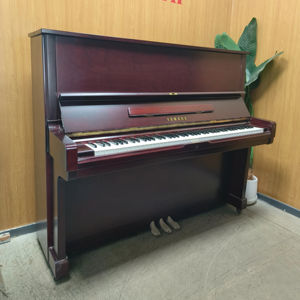 Piano Vertical Yamaha YU2 Borgoña Usado en Japón, Tono Cálido, Perfectamente Afinado, Elección Profesional, Tono Puro, Tacto Confortable - Product Image 1
